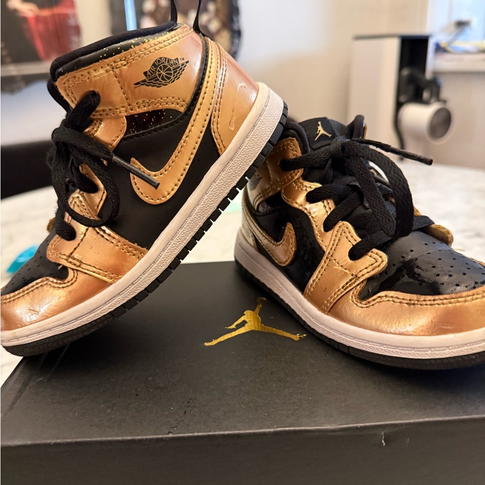 🌟EUC Air Jordan Mid SE Black& Gold Sneakers🌟 - Picture 2 of 8